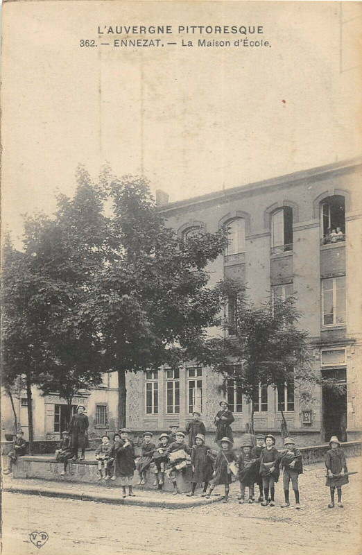 Carte postale ancienne Ennezat La Maison D'Ecole à Ennezat