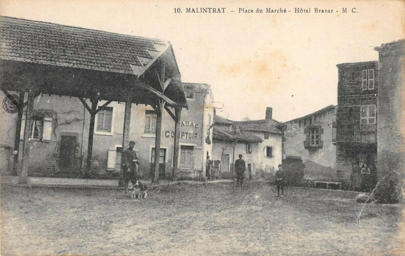 Carte postale ancienne Malintrat Place Du Marche Hotel Bravar à Malintrat