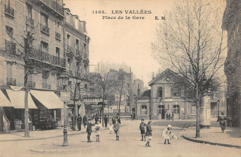 Carte postale ancienne Les Vallees Place De La Gare