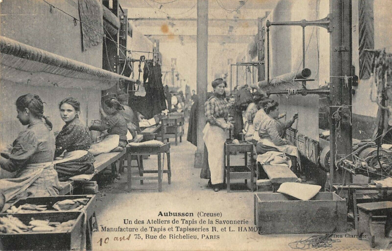 Carte postale ancienne Aubusson Un Des Ateliers De Tapis De La Savonnerie L.hamot Rue Richelieu à Aubusson