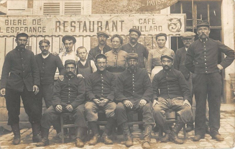 Carte postale ancienne Pontoise Carte Photo D'Une Devanture De Restaurant Situee Au Verso à Pontoise