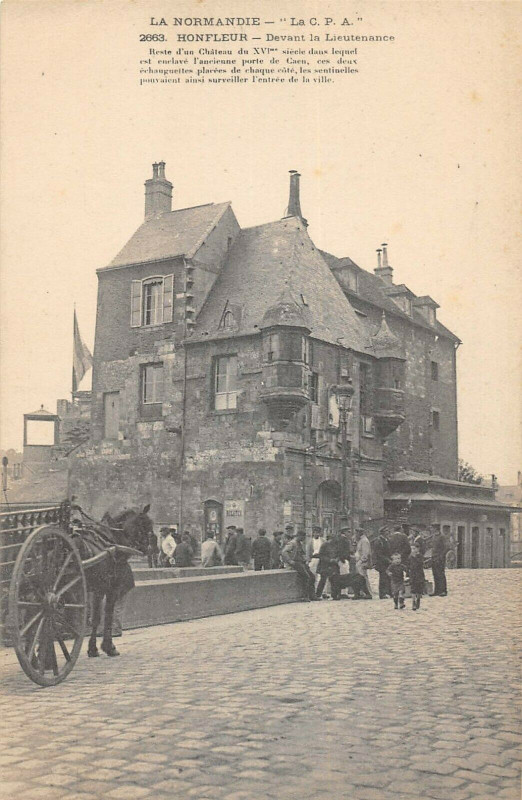 Carte postale ancienne Honfleur Devant La Lieutenance à Honfleur
