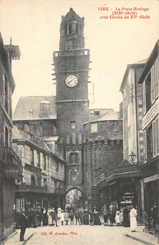 Carte postale ancienne Vire La Porte Horloge