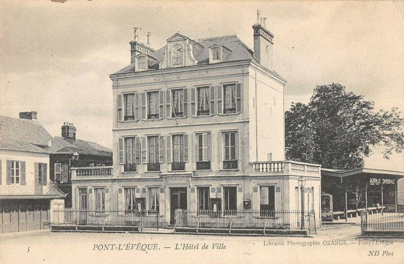Carte postale ancienne Pont L'Eveque Hotel De Ville
