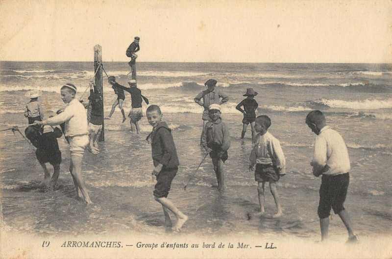 Carte postale ancienne Arromanches Groupe D'Enfants Au Bord De La Mer