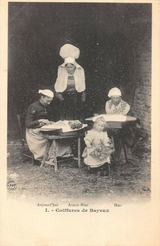 Carte postale ancienne Coiffures De Bayeux à Bayeux