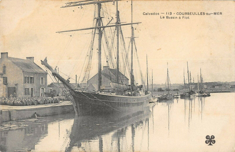 Carte postale ancienne Courseulles Sur Mer Le Bassin A Flot à Courseulles-sur-Mer