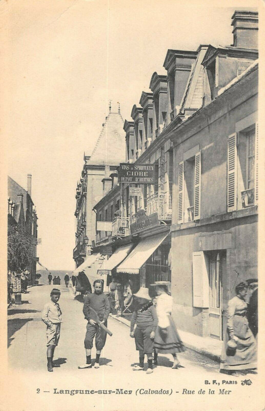 Carte postale ancienne Langrune Sur Mer Rue De La Mer à Langrune-sur-Mer