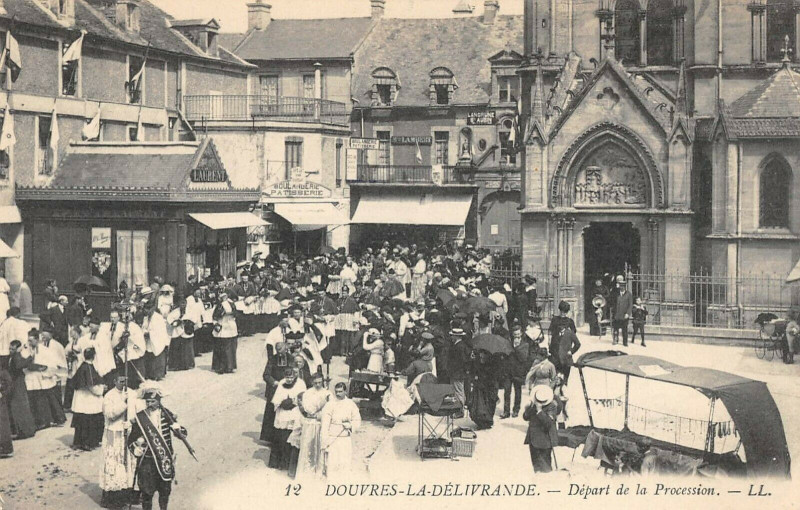Carte postale ancienne Douvres La Delivrande Depart De La Procession
