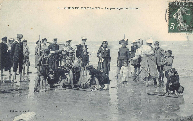 Carte postale ancienne Scenes De Plage Le Partage Du Butin
