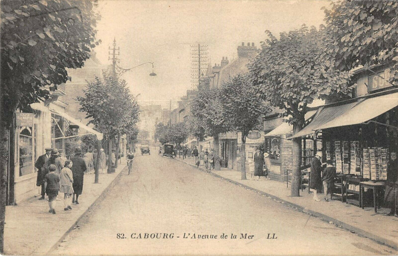 Carte postale ancienne Cabourg L'Avenue De La Mer à Cabourg