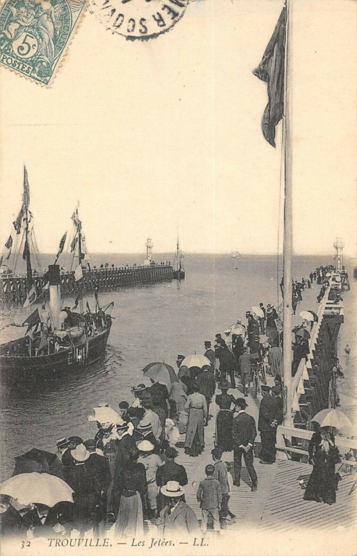 Carte postale ancienne Trouville Les Jetees