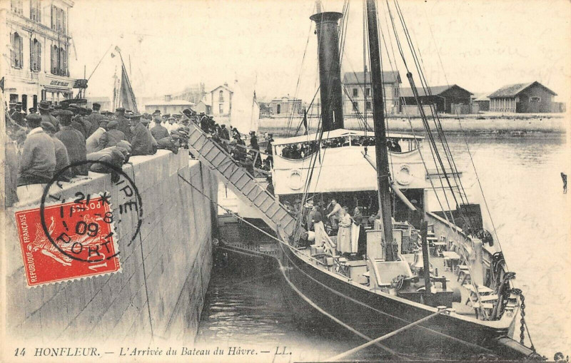 Carte postale ancienne Honfleur L'Arrivee Du Bateau Du Havre à Honfleur