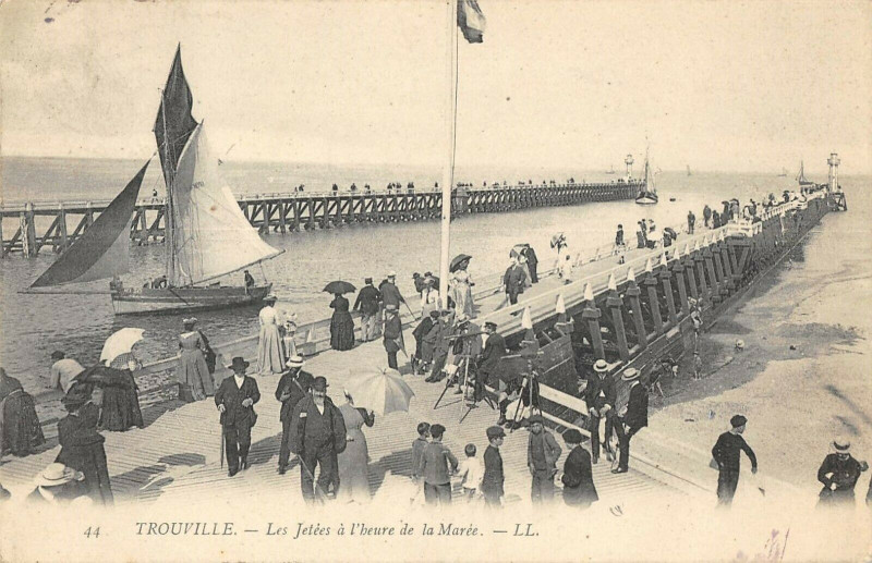 Carte postale ancienne Trouville Les Jetees A L'Heure De La Maree