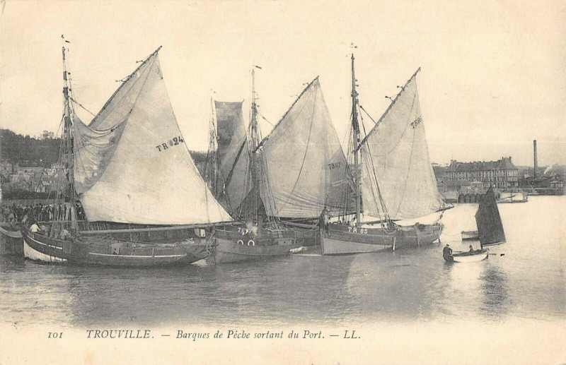 Carte postale ancienne Trouville Barques De Peche Sortant Du Port
