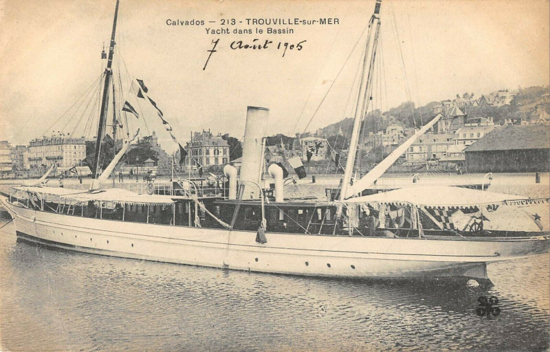 Carte postale ancienne Trouville Sur Mer Yacht Dans Le Bassin à Trouville-sur-Mer