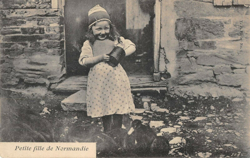 Carte postale ancienne Petite Fille De Normandie
