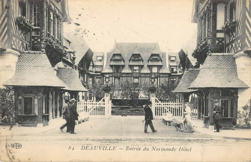Carte postale ancienne Deauville Entree Du Normandy Hotel à Deauville