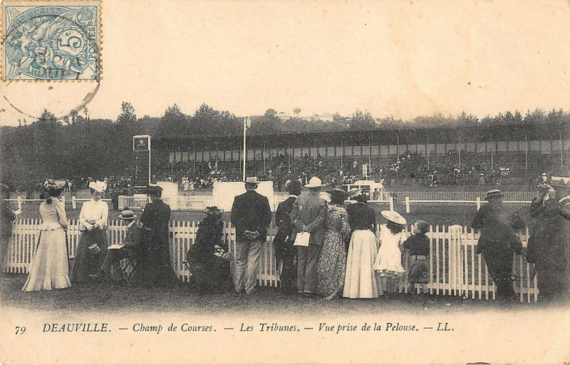 Carte postale ancienne Deauville  Champ De Courses Les Tribunes Vue Prise De La Pelouse à Deauville