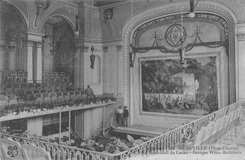 Carte postale ancienne Deauville Music Hall Du Casino à Deauville