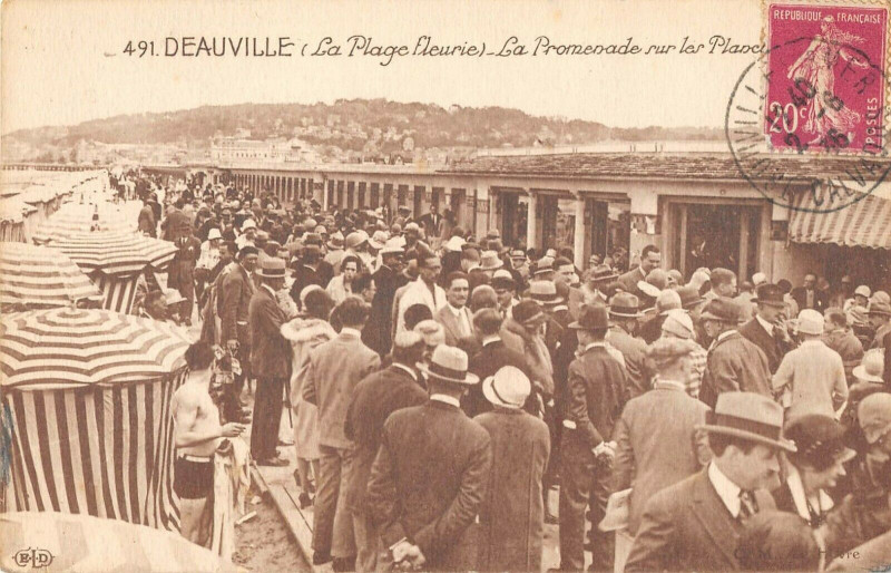 Carte postale ancienne Deauville La Promenade Sur Les Planches à Deauville