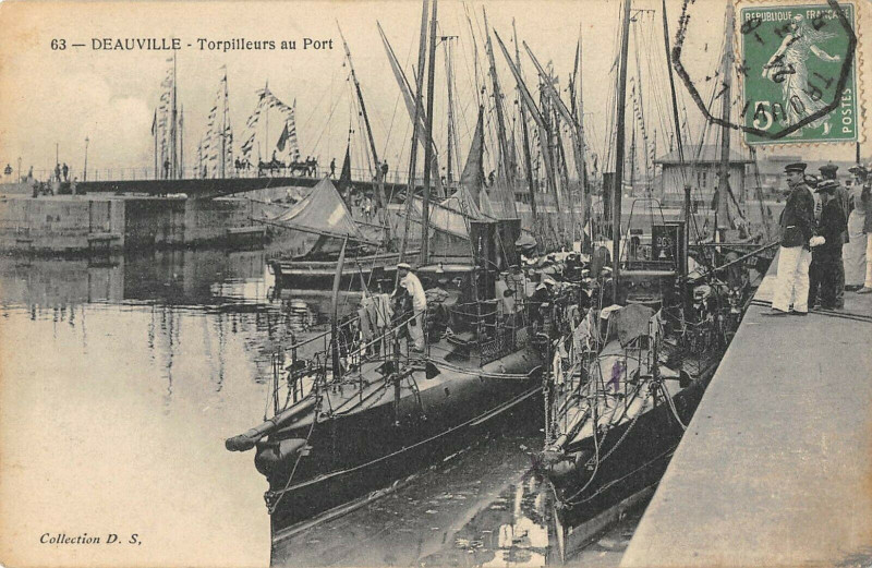 Carte postale ancienne Deauville Torpilleurs Au Port à Deauville