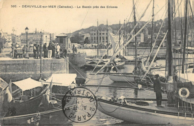 Carte postale ancienne Deauville Sur Mer Le Bassin Pres Des Ecluses à Deauville