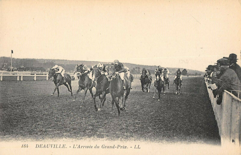 Carte postale ancienne Deauville L'Arrivee Du Grand Prix à Deauville