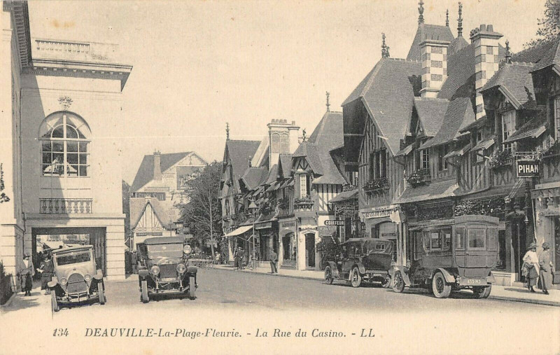 Carte postale ancienne Deauville La Rue Du Casino à Deauville