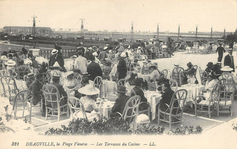 Carte postale ancienne Deauville Les Terrasses Du Casino à Deauville