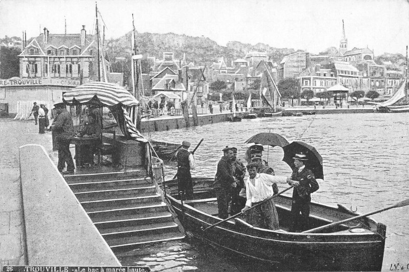 Carte postale ancienne Trouville Le Bac A Maree Haute