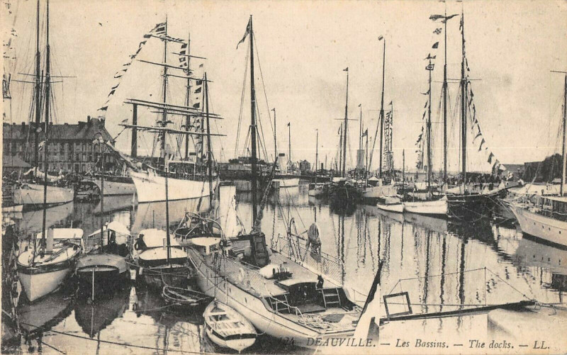 Carte postale ancienne Deauville Les Bassins à Deauville