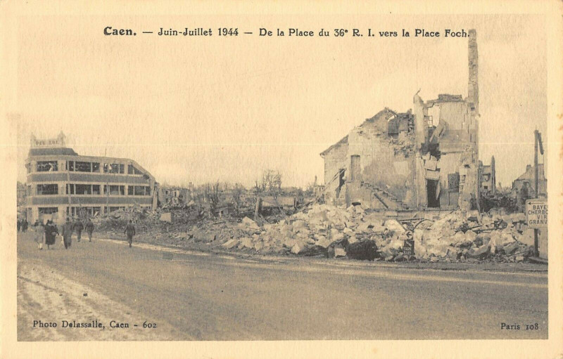 Carte postale ancienne Caen Juin Juillet 1944 De La Place Du 36e R.I. Vers La Place Foch à Caen