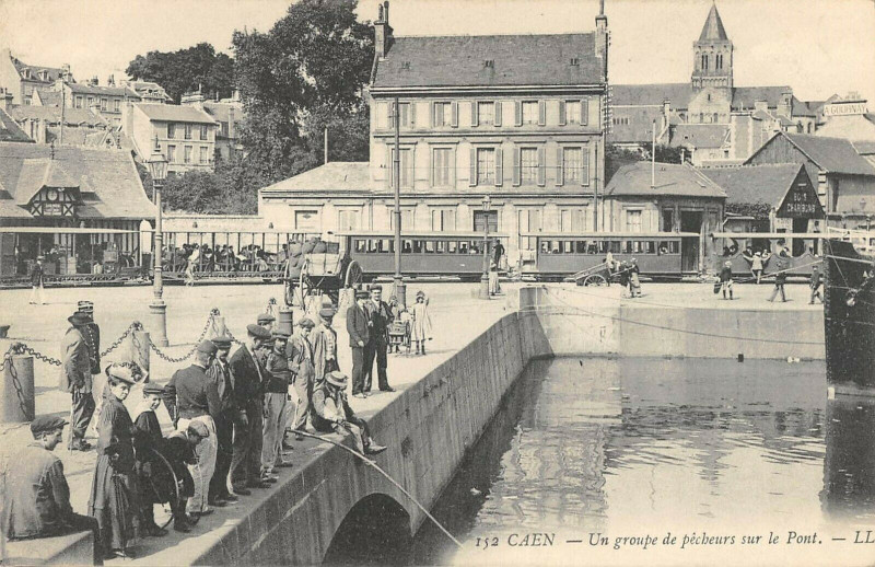 Carte postale ancienne Caen Un Groupe De Pecheurs Sur Le Pont (Train à Caen