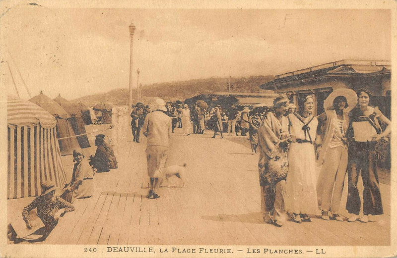 Carte postale ancienne Deauville Les Planches à Deauville