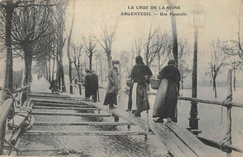 Carte postale ancienne Argenteuil La Crue De La Seine Argenteuil Une Passerelle à Argenteuil