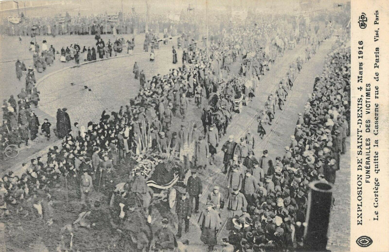 Carte postale ancienne Explosion De Saint-Denis 1916 Funerailles Cortege Quitte Caserne Rue De Pari à Saint-Denis