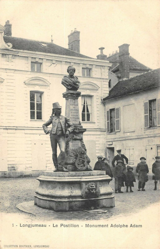 Carte postale ancienne Longjumeau Le Postillon Monument à Longjumeau