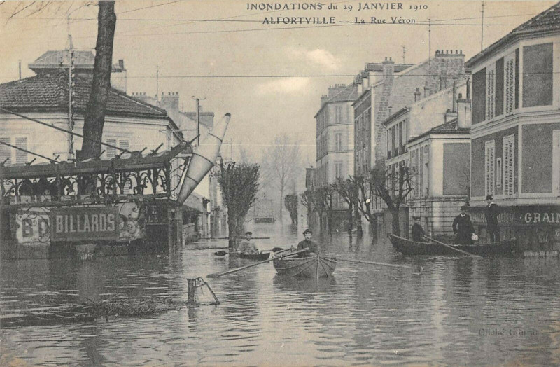 Carte postale ancienne Alfortville Inondations De Janvier 1910 La Rue Veron à Alfortville