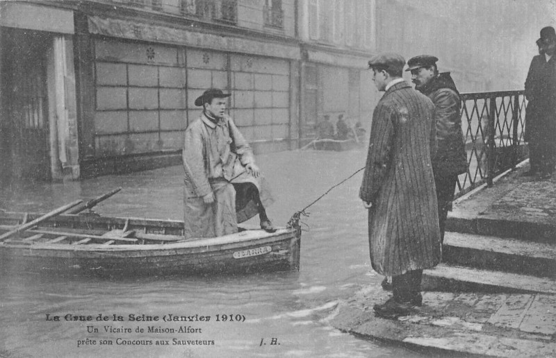 Carte postale ancienne Un Viacaire De Maisons Alfort Prete Son Concours Aux Sauveteurs à Maisons-Alfort