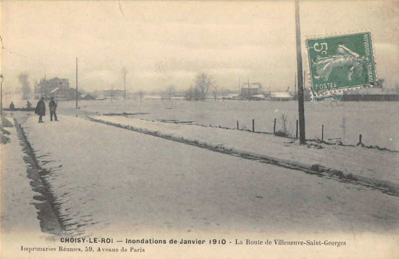 Carte postale ancienne Choisy Le Roi Inondations 1910 La Route De Villeneuve Saint-Georges à Choisy-le-Roi