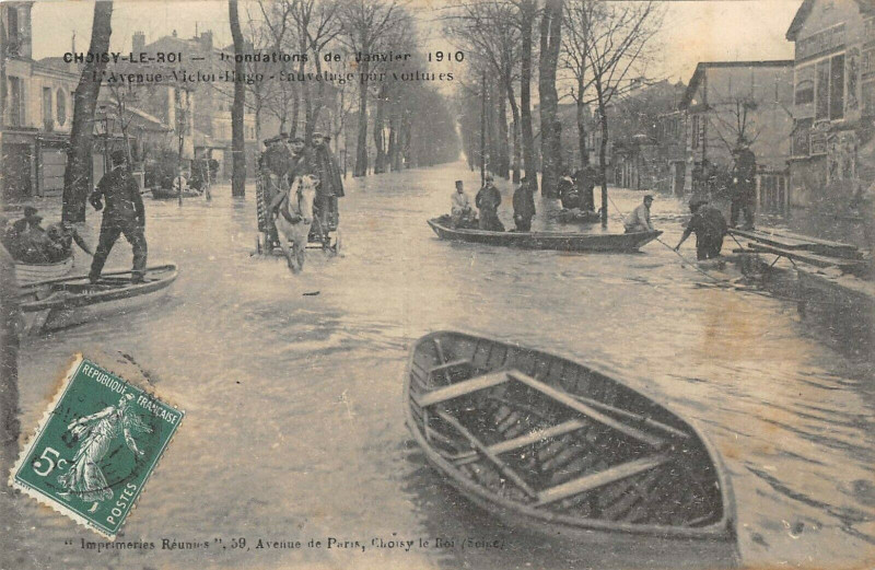 Carte postale ancienne Choisy Le Roi Inondations 1910 L'Avenue Victor Hugo Sauvetages Voitures à Choisy-le-Roi