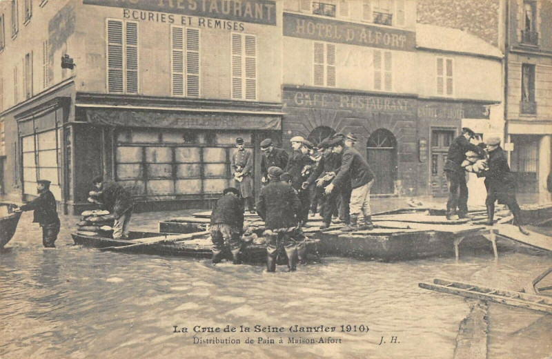 Carte postale ancienne Crue Seine 1910 Maisons Alfort Distribution Du Pain à Maisons-Alfort