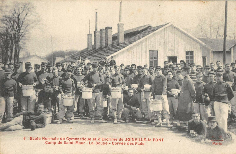 Carte postale ancienne Joinville Le Pont Ecole De Gymnastique La Soupe Corvee Des Plats à Joinville-le-Pont