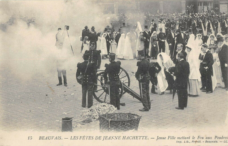 Carte postale ancienne Beauvais Fetes De Jeanne Hachette Jeune Fille Mettant Le Feu Aux Poudres à Beauvais