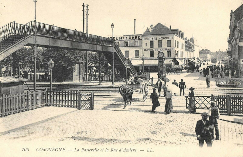 Carte postale ancienne Compiegne La Passerelle Et Rue D'Amiens à Compiègne