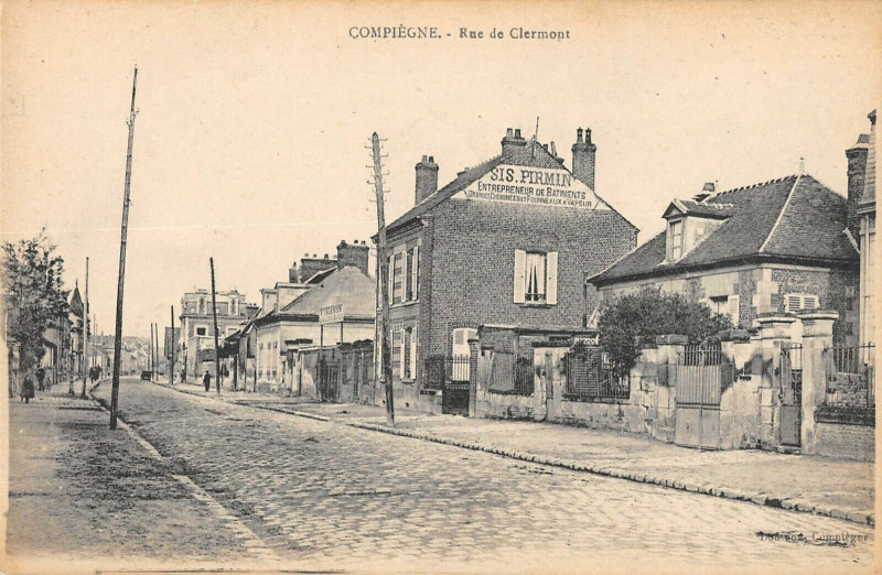Carte postale ancienne Compiegne Rue De Clermont à Compiègne