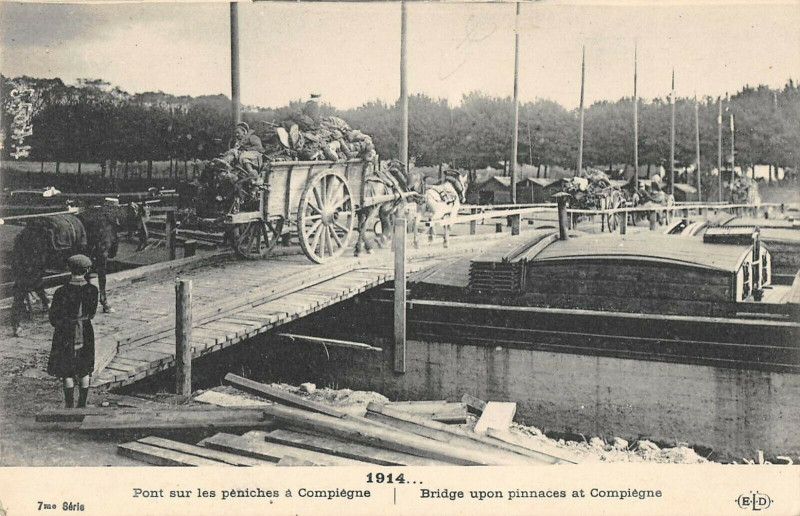 Carte postale ancienne Compiegne Pont Sur Les Peniches à Compiègne