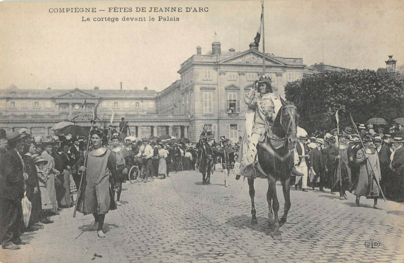 Carte postale ancienne Compiegne Fetes De Jeanne D'Arc  Le Cortege Devant Le Palais à Compiègne