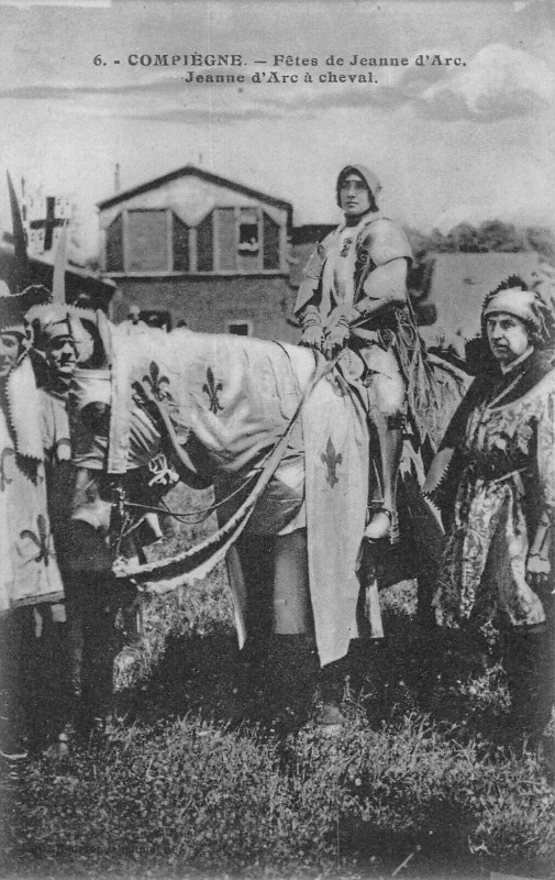 Carte postale ancienne Compiegne Fetes De Jeanne D'Arc Jeanne A Cheval à Compiègne